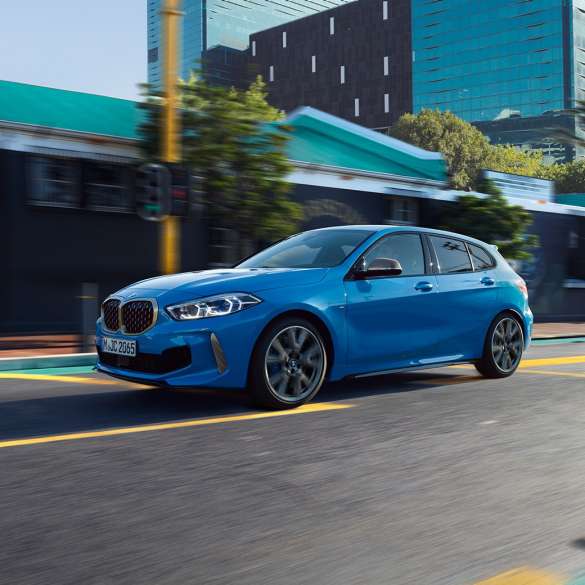 斜め横から見たBMW 1シリーズ。 走行中の姿を斜め正面から見たミサノ・ブルー・メタリックのBMW 1シリーズ。