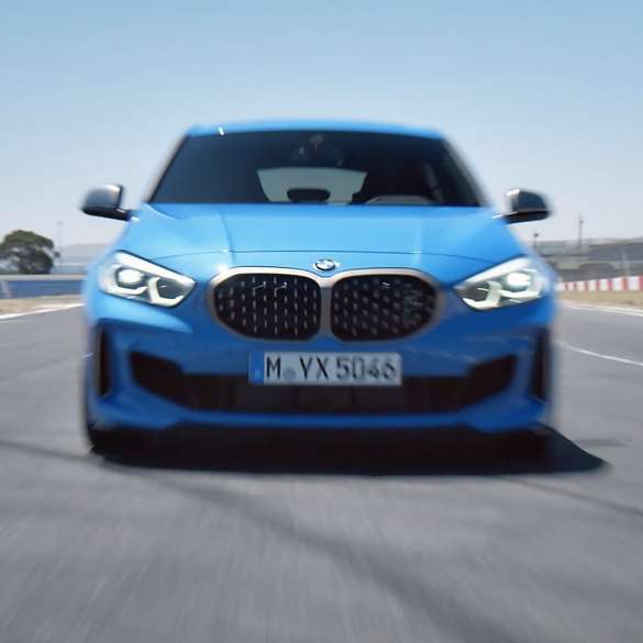 BMW 1シリーズの走行動画。F40 BMW 1シリーズのダイナミックな走行シーン動画。F40