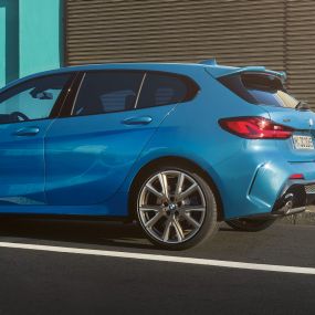 BMW 1シリーズのホフマイスター・キンク。 斜め後ろから見た、特長的な形状のホフマイスター・キンクを持つBMW 1シリーズ。