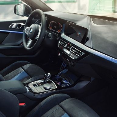 スポーティなBMW 1シリーズのインテリア。 Mスポーツ・シート、Mレザー・ステアリング・ホイール、イルミネーテッド・インテリア・トリム・フィニッシャーを備えたBMW 1シリーズのコックピット。