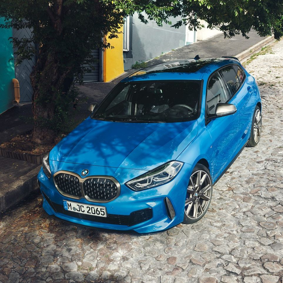 道路沿いのBMW 1シリーズ。F40 道路沿いに駐車している姿を、上から見下ろす形で斜め正面から見たミサノ・ブルー・メタリックのBMW 1シリーズ。F40