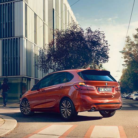 ドライビング・ダイナミクス BMW 2シリーズ・アクティブ・ツアラー ドライビング・ダイナミクス BMW 2シリーズ・アクティブ・ツアラー220i F45 サンセット・オレンジ・メタリック 斜めからのリヤ・ビュー