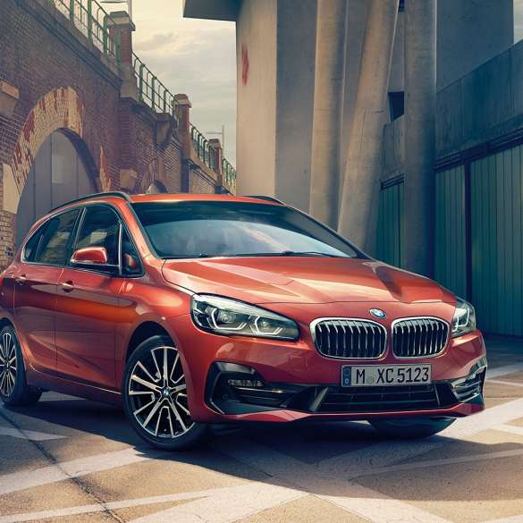 エクステリア BMW 2シリーズ アクティブ ツアラー BMW 2シリーズ アクティブ ツアラーF45 2018 サンセット・オレンジ・メタリック 斜めからのフロント・ビュー 路地に駐車中