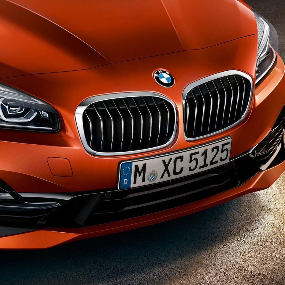 ダブル・キドニー・グリル BMW 2シリーズ アクティブ ツアラー ダブル・キドニー・グリル BMW 2シリーズ アクティブ ツアラーF45 サンセット・オレンジ・メタリック クローズ・アップ フロント