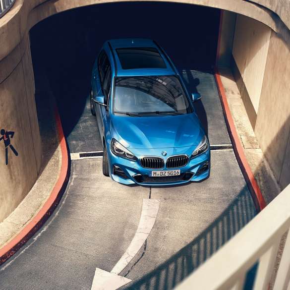 BMW 2シリーズ グラン ツアラー 立体駐車場 BMW 2シリーズ グラン ツアラーF46 2018 エストリル・ブルー・メタリック 上空からのビュー 立体駐車場走行中