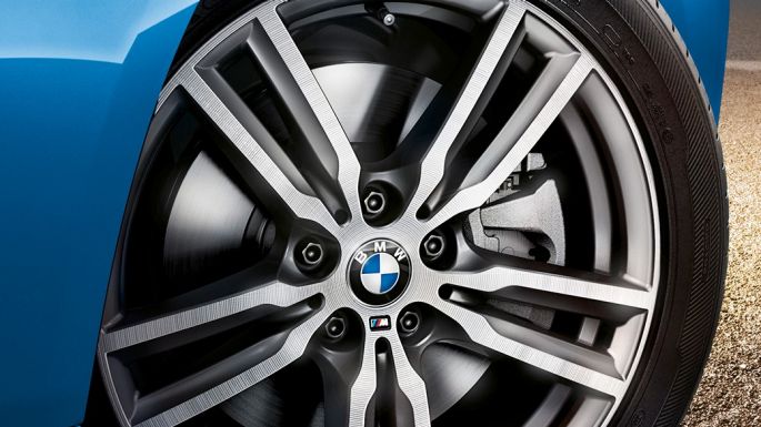 ライト・アロイ・ホイール BMW 2シリーズ グラン ツアラー ライト・アロイ・ホイール BMW 2シリーズ グラン ツアラーF46 2018 エストリル・ブルー・メタリック クローズ・アップ・ビュー