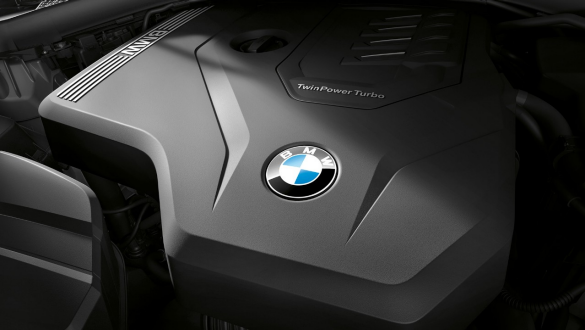 BMW 3シリーズ セダン搭載の直列4気筒BMWツインパワー・ターボ・ガソリン・エンジン。 BMW 3シリーズ セダン搭載の直列4気筒BMWツインパワー・ターボ・ガソリン・エンジン、クローズ・アップ。