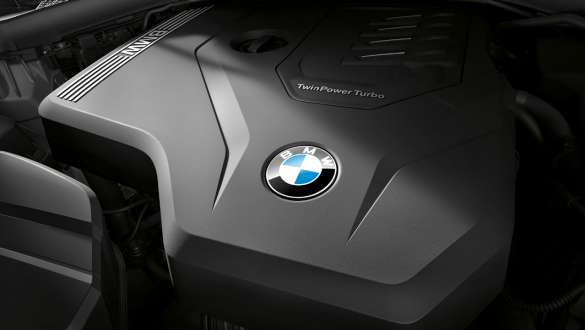 BMW 3シリーズ セダン搭載の直列4気筒BMWツインパワー・ターボ・ガソリン・エンジン。G20 BMW 3シリーズ セダン搭載の直列4気筒BMWツインパワー・ターボ・ガソリン・エンジン、クローズ・アップ。G20