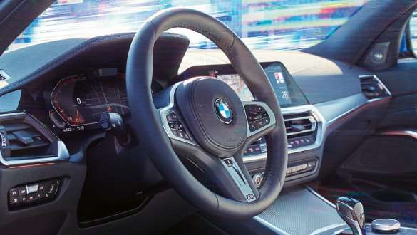 BMW 3シリーズ セダン 、バリアブル・スポーツ・ステアリング G20 バリアブル・スポーツ・ステアリングを装備したBMW 3シリーズ セダン、ステアリング・ホイールにフォーカスしたコックピット詳細ビュー。 G20