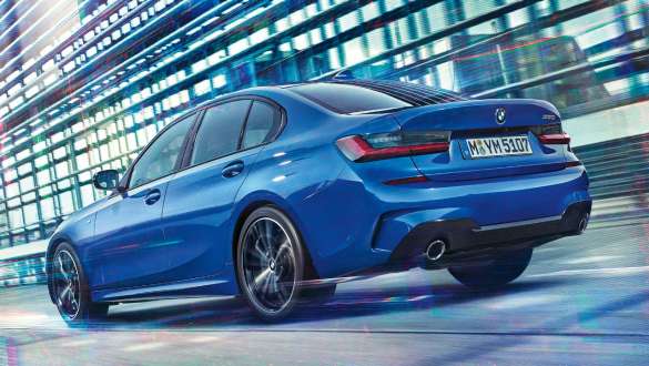 BMW 3シリーズ セダン、アダプティブ M サスペンション。G20 アダプティブMサスペンションを装備した走行中のBMW 3シリーズ セダン、スリークォーター・リヤ・ビュー。G20