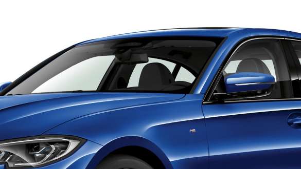 BMW 3シリーズ セダン、BMW アコースティック・ガラス。G20 ウインドーにアコースティック・ガラスを搭載した BMW 3シリーズ セダンのフロントと運転席、スリークォーター・サイド・ビュー。G20
