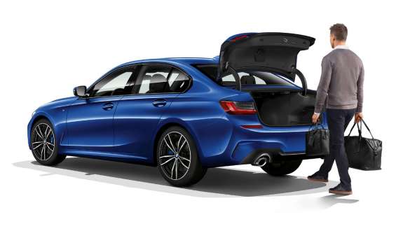 BMW 3シリーズ セダン、コンフォート・アクセス G20 接近を感知し自動でテールゲートを開く BMW 3シリーズ セダン、スリークォーター・リヤ・ビュー。 G20