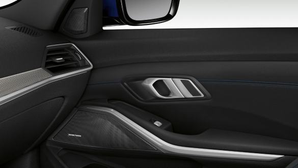 BMW 3 シリーズ セダン、Harman Kardonサラウンド・サウンド・システム。 Harman Kardonサラウンド・サウンド・システムのスピーカーを内蔵した助手席側ドアのクローズ・アップ。