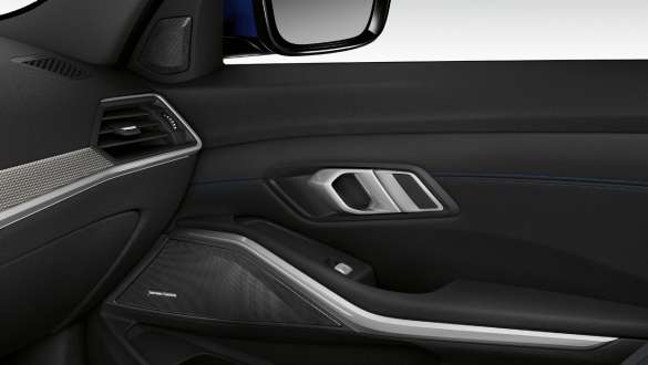BMW 3 シリーズ セダン、Harman Kardonサラウンド・サウンド・システム。G20 Harman Kardonサラウンド・サウンド・システムのスピーカーを内蔵した助手席側ドアのクローズ・アップ。G20