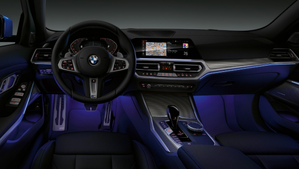 BMW 3シリーズ セダン、アンビエント・ライト。 ブルーのアンビエント・ライトがレッグ・ルームを照らす BMW 3シリーズ セダンのコックピット。