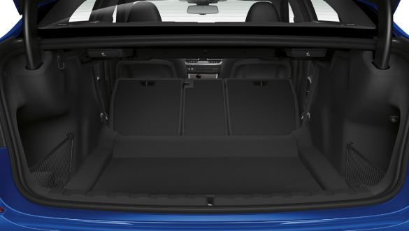 BMW 3シリーズ セダン、スルーローディング・システム。 リヤ・シートを倒してテールゲートを開けた状態のクローズ・アップ。