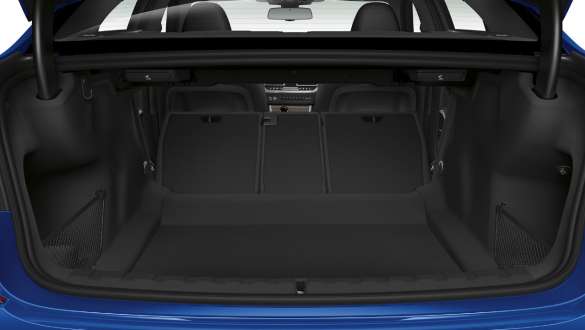 BMW 3シリーズ セダン、スルーローディング・システム。G20 リヤ・シートを倒してテールゲートを開けた状態のクローズ・アップ。G20
