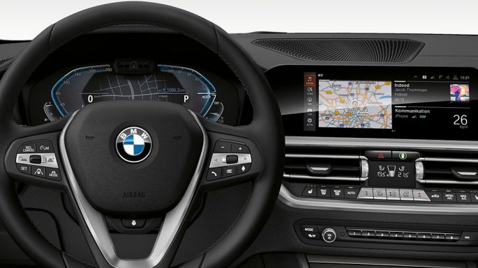 BMW 330eコックピット。G20 i 専用ディスプレイを採用したBMW 3シリーズ セダンのコックピットとフロント・ビュー。G20