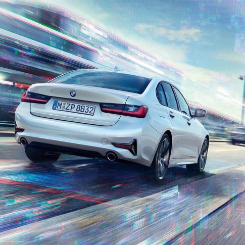 BMW 330eのリヤ・ビュー。G20 BMW 330eの走行シーン。G20