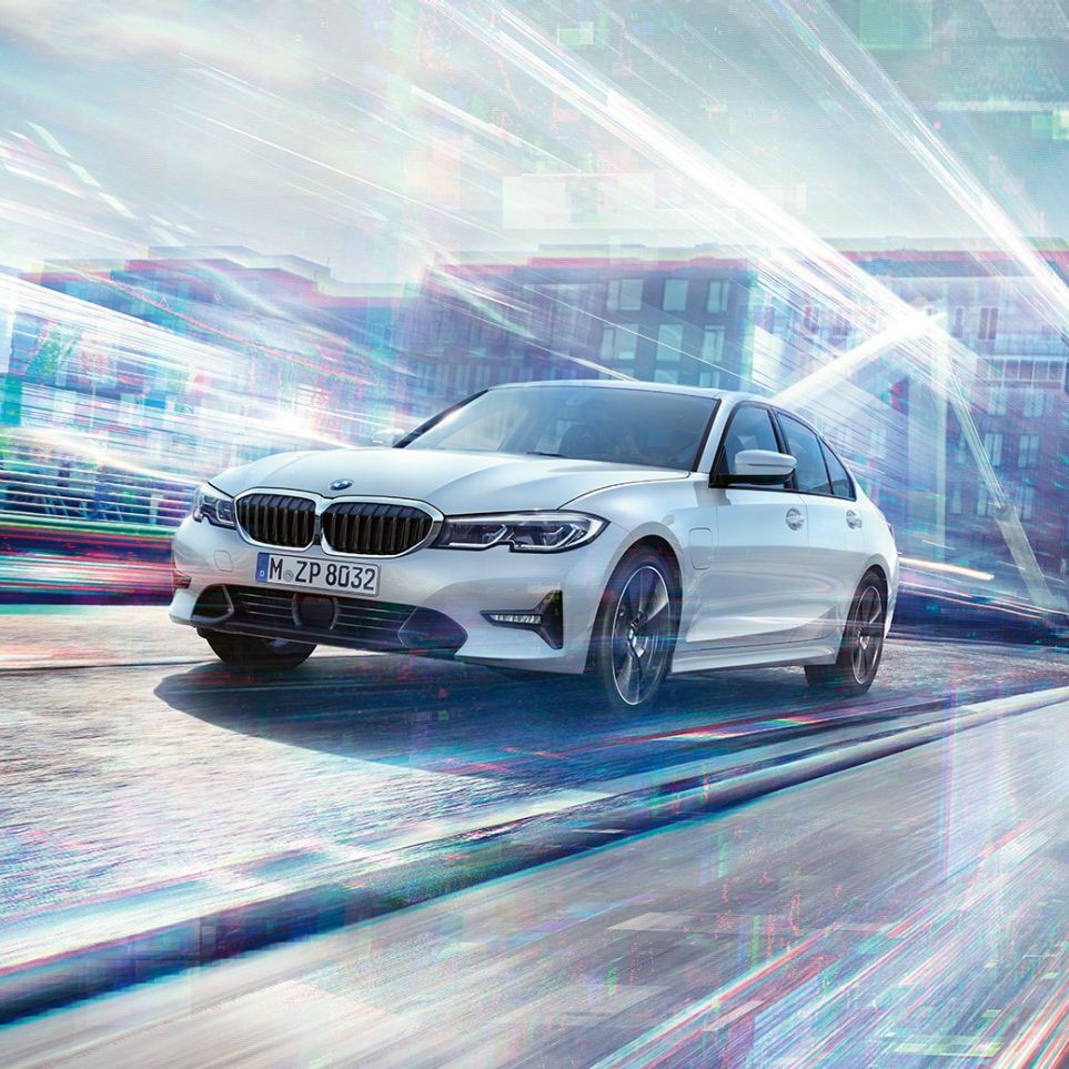 都市を駆けぬけるBMW 330e M Sport。 都市を駆けぬけるBMW 330e M Sport。