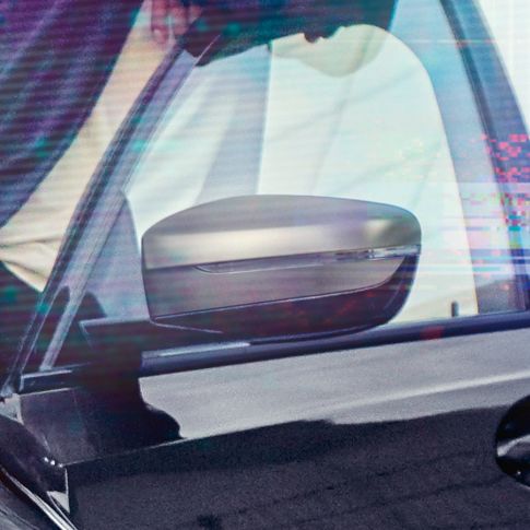 BMW 3シリーズ セダン、ミラー・キャップ。G20 セリウム・グレーのミラー・キャップを備えた運転席側ドアのクローズ・アップ。G20