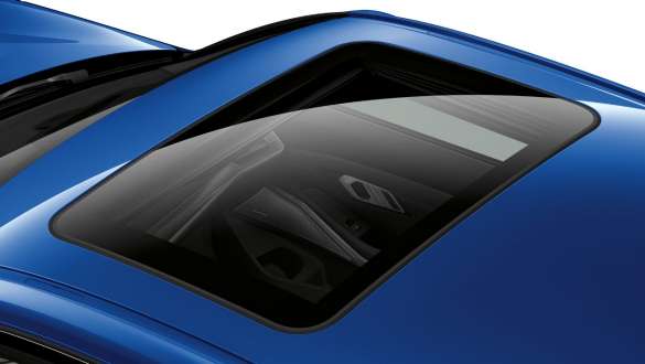 BMW 3シリーズ セダン(G20)、ガラス・サンルーフ。 ガラス・サンルーフを閉じたBMW 3シリーズ セダン(G20)、上からのビュー。