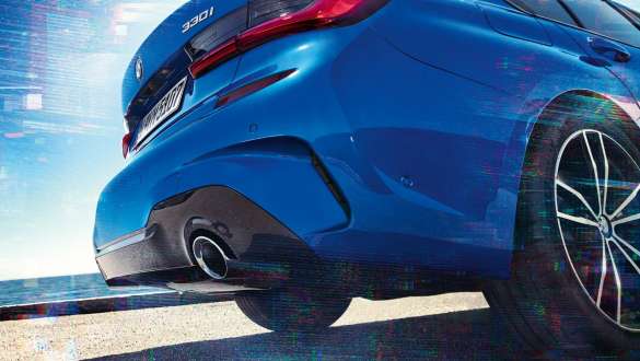 BMW 3シリーズ セダン(G20)、Mスポーツ・ディファレンジャル。 BMW 3シリーズ セダン(G20)の下からのリヤ・サイド・ビュー。