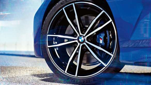 BMW 3シリーズ セダン(G20)、Mスポーツ・ブレーキ。 Mスポーツ・ブレーキ搭載BMW 3シリーズ セダン(G20)、ホイールの詳細なビュー。
