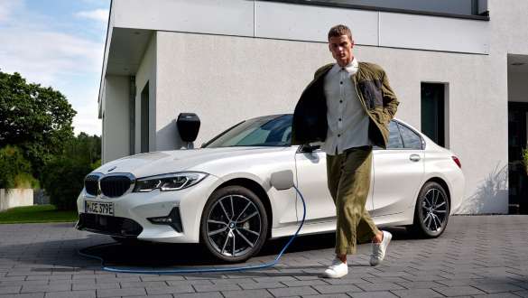 BMW 3シリーズ セダン 2021 G20 プラグイン・ハイブリッド 斜めからのフロント・ビュー 充電中 BMW 3シリーズ セダン 2021 G20 プラグイン・ハイブリッド 斜めからのフロント・ビュー 充電中 モデルと共に