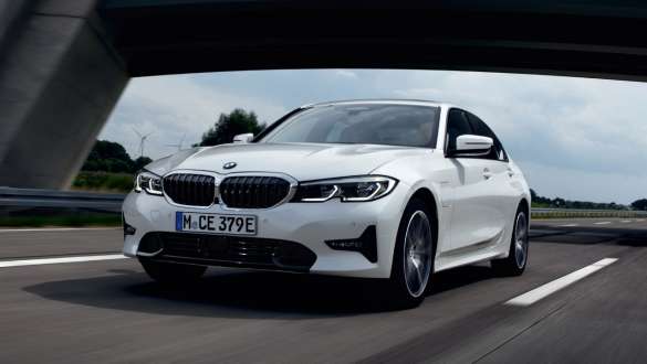 BMW 3シリーズ セダン 2021 G20 プラグイン・ハイブリッド 斜めからのフロント・ビュー 走行中 BMW 3シリーズ セダン 2021 G20 プラグイン・ハイブリッド 斜めからのフロント・ビュー 道路を走行中