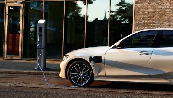 BMW 3シリーズ セダン 2021 G20 プラグイン・ハイブリッド サイド・ビュー BMW 3シリーズ セダン 2021 G20 プラグイン・ハイブリッド サイド・ビュー 充電ステーション