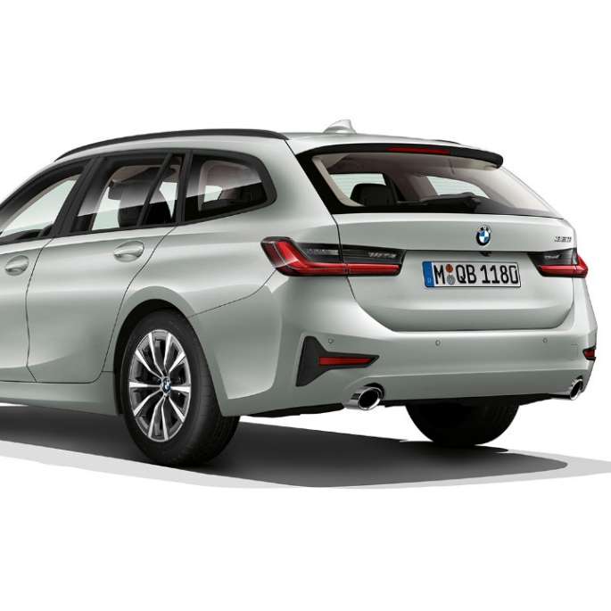 斜め後ろから写したスタンダード・モデル BMW 3 シリーズ ツーリング、斜め後ろから写したスタンダード・モデル