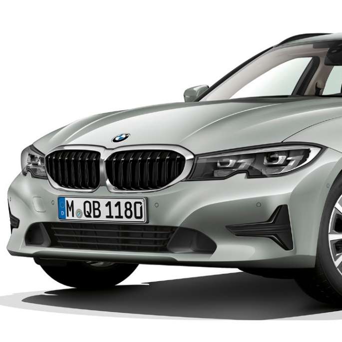 斜め前から写したスタンダード・モデル BMW 3 シリーズ ツーリング、斜め前から写したスタンダード・モデル