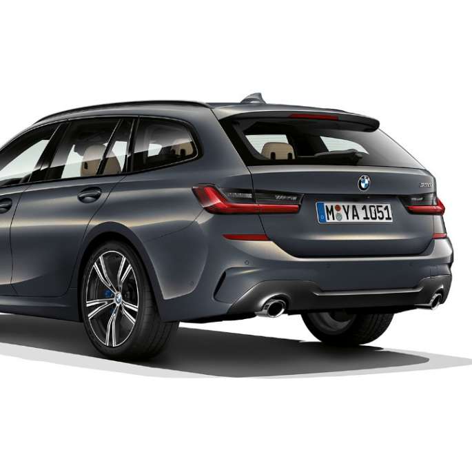 斜め後ろから写したM Sport モデル BMW 3 シリーズ ツーリング、斜め後ろから写したM Sport モデル