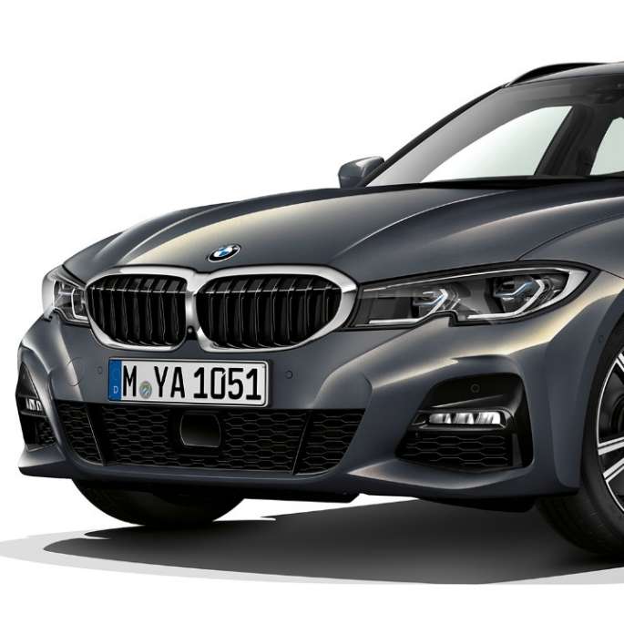 斜め前から写したM Sport モデル BMW 3 シリーズ ツーリング、斜め前から写したM Sport モデル