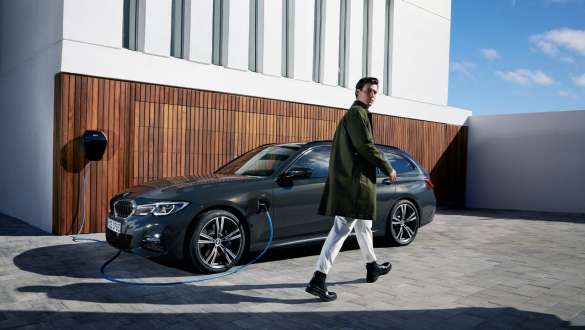 BMW シリーズ ツーリング 2021 G21 プラグイン・ハイブリッド 斜めからのサイド・ビュー BMWウォールボックスにて BMW シリーズ ツーリング 2021 G21 プラグイン・ハイブリッド 斜めからのサイド・ビュー BMWウォールボックスにてモデルと共に