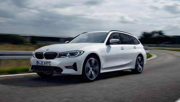 BMW 3シリーズ ツーリング 2021 G21 プラグイン・ハイブリッド 斜めからのフロント・ビュー 走行中 BMW 3シリーズ ツーリング 2021 G21 プラグイン・ハイブリッド 斜めからのフロント・ビュー 道路を走行中