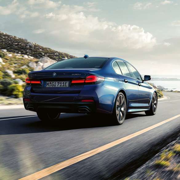 ドライバー・ダイナミクスBMW5シリーズセダンG30 駆動ダイナミクスBMW5シリーズセダンG30Phytonic Blue3Quarter BackViewドライブ