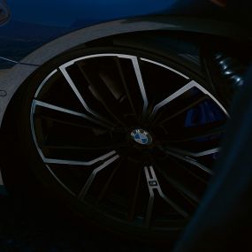 Mライト・アロイ・ホイール・Yスポーク・スタイリング846M BMW 5シリーズ セダンG30 Mライト・アロイ・ホイールY846M BMW 5シリーズ セダンG30Facelift2020Phytonic Blueクローズアップ