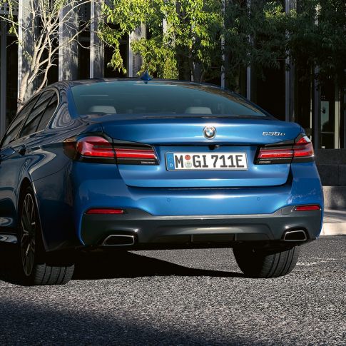 リヤ・エプロン BMW5シリーズセダンG30 フリーフォーム エキゾースト パイプBMW 5シリーズ セダンG30Facelift2020Phytonic Blueクローズアップリア