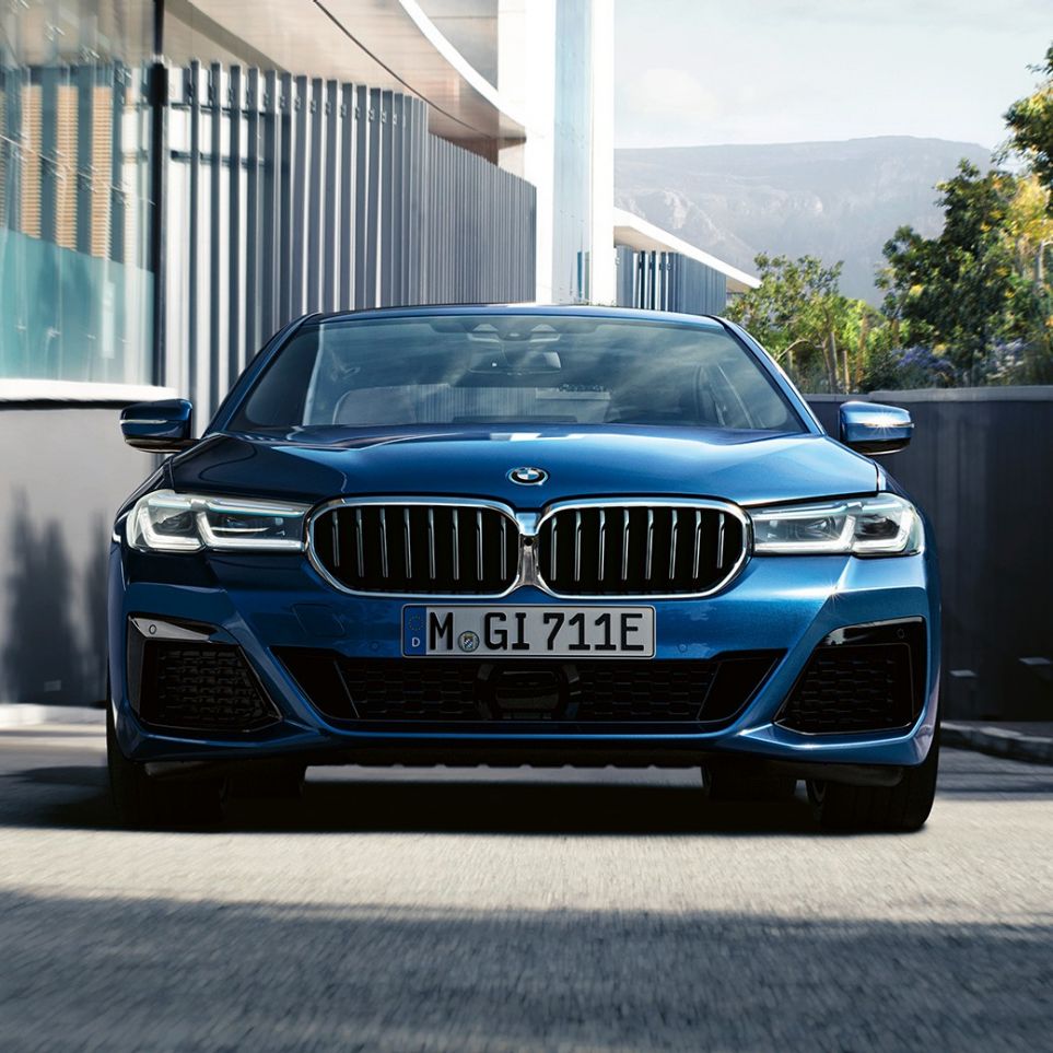ダブル・キドニー・グリルとフロント・エプロンBMW5シリーズセダンG30 ダブル・キドニー・グリルとフロント・エプロンBMW5シリーズセダンG30フェイスリフト2020Phytonic Blueクローズアップフロント