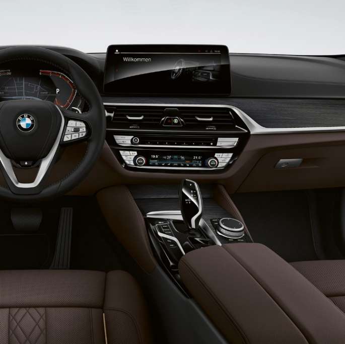 コックピットBMW5シリーズセダンG30ラグジュアリーライン コックピットBMW5シリーズセダン520D xDrive G30 2020ラグジュアリーライン専用レザー「ナッパ」モカルカ専用ステッチ付き