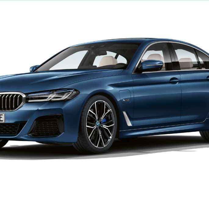 BMW5シリーズセダンG30プラグインハイブリッドMスポーツパッケージフロント BMW5シリーズセダン520D xDrive G30 2020Mスポーツパッケージin Alpine White3quarter frontビュー