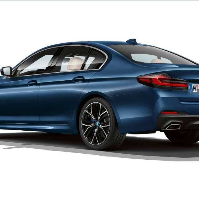 BMW5シリーズセダンG30プラグインハイブリッドMスポーツパッケージリア BMW5シリーズセダン520D xDrive G30 2020Mスポーツパッケージin Alpine White3quarter backview