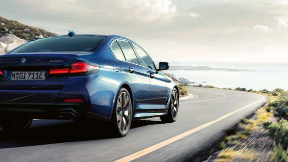 インテグレイテッド・アクティブ・ステアリング BMW5シリーズセダンG30 インテグレイテッド・アクティブ・ステアリングBMW5シリーズセダンG30フェイスリフト2020 3クオーターリアビュードライブショット