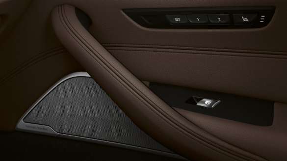 Bowers & Wilkinsダイヤモンド・サラウンド・サウンド・システムBMW5シリーズセダンG30 Bowers & Wilkinsダイヤモンド・サラウンド・サウンド・システムBMW5シリーズセダンG30フェイスリフト2020内部クローズアップドア