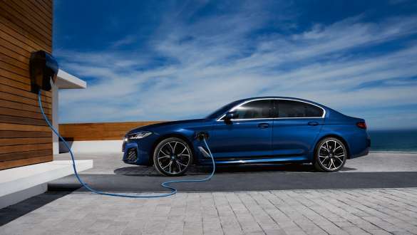 BMW 5シリーズ セダン プラグイン・ハイブリッド 2021 G30 サイド・ビュー BMW 5シリーズ セダン プラグイン・ハイブリッド 2021 G30 BMWウォールボックスのサイド・ビュー