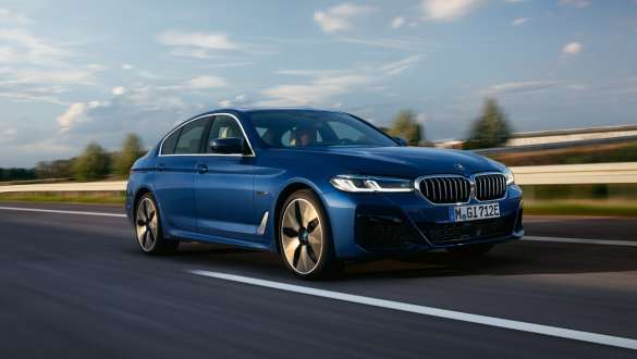 BMW 5シリーズ セダン プラグイン・ハイブリッド 2021 G30 斜めからのフロント・ビュー 走行中 BMW 5シリーズ セダン プラグイン・ハイブリッド 2021 G30 斜めからのフロント・ビュー 路上を走行中