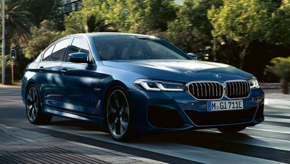 BMW 5シリーズ セダン G30、斜めからのフロント・ビュー BMW 5シリーズ セダン G30 フェースリフト 2020 ファイトニック・ブルー・メタリック、斜めからのフロント・ビュー 路上を走行中