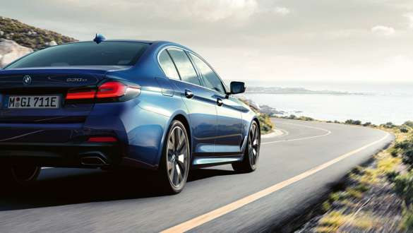 インテグレイテッド・アクティブ・ステアリング BMW5シリーズセダンG30 インテグレイテッド・アクティブ・ステアリングBMW5シリーズセダンG30フェイスリフト2020 3クオーターリアビュードライブショット